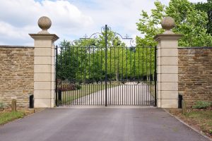 Eingangstor aus Metall zu einer Parkanlage oder Villa